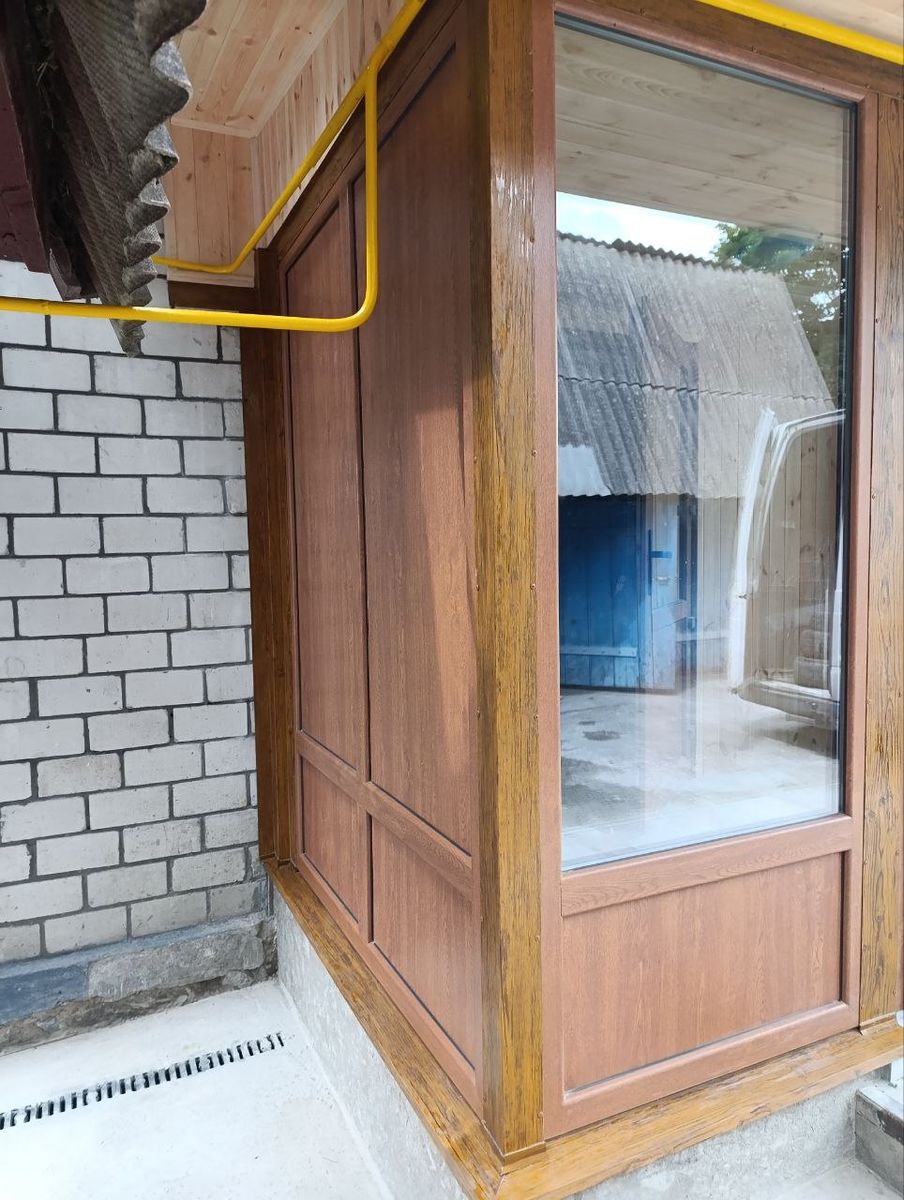 Кутове засклення веранди з ламінацією під золотий дуб