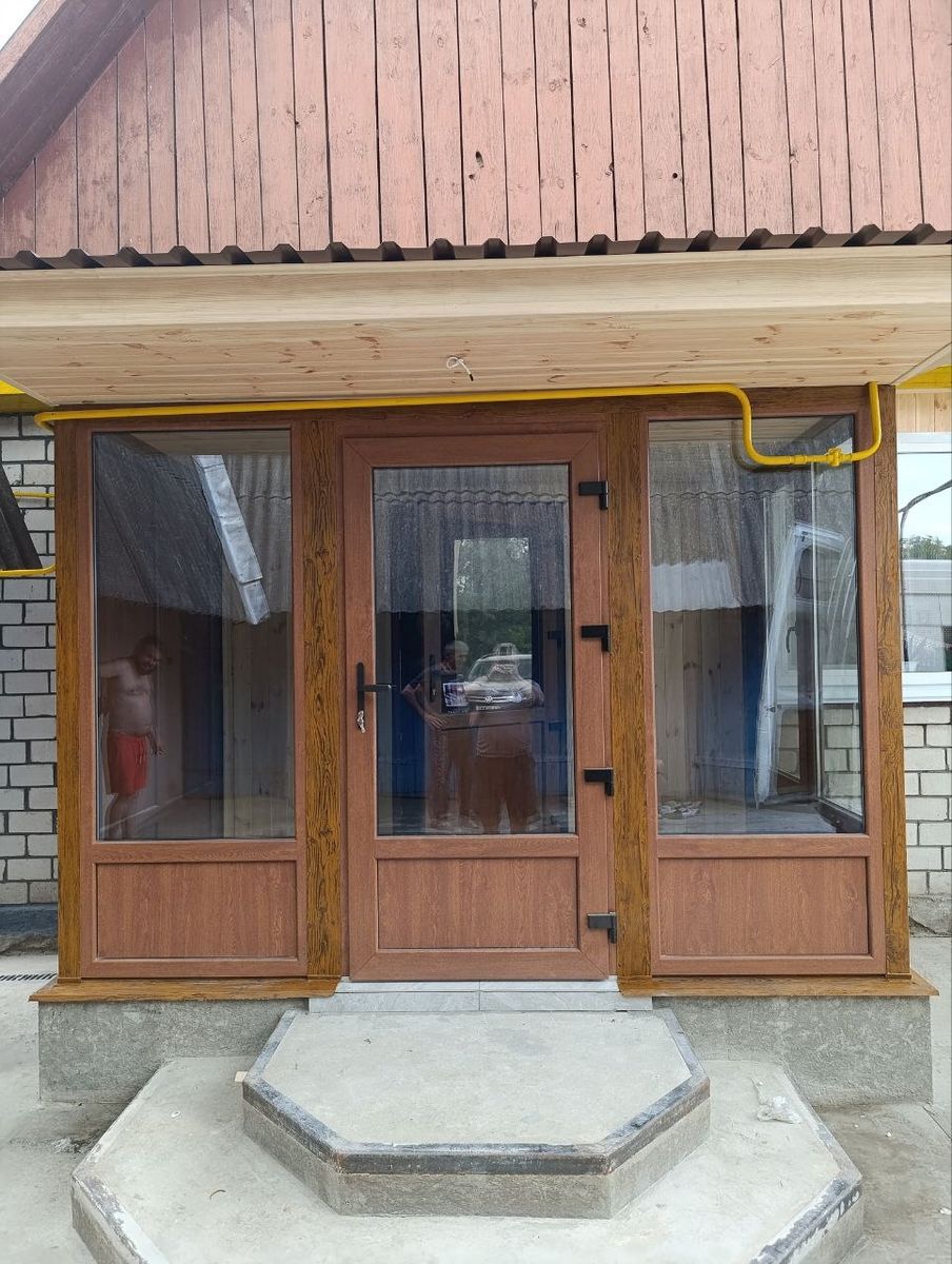 Вхідна група золотий дуб із боковими вікнами на ґанку