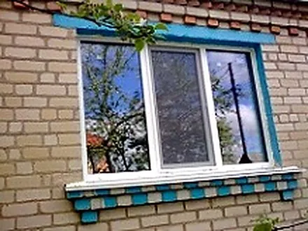 Тристулкове металопластикове вікно у цегляному будинку